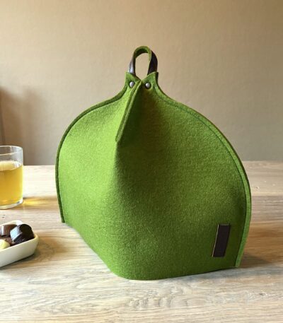 handgemaakte moderne groene theemuts van wolvilt, met lusje in Fries Design