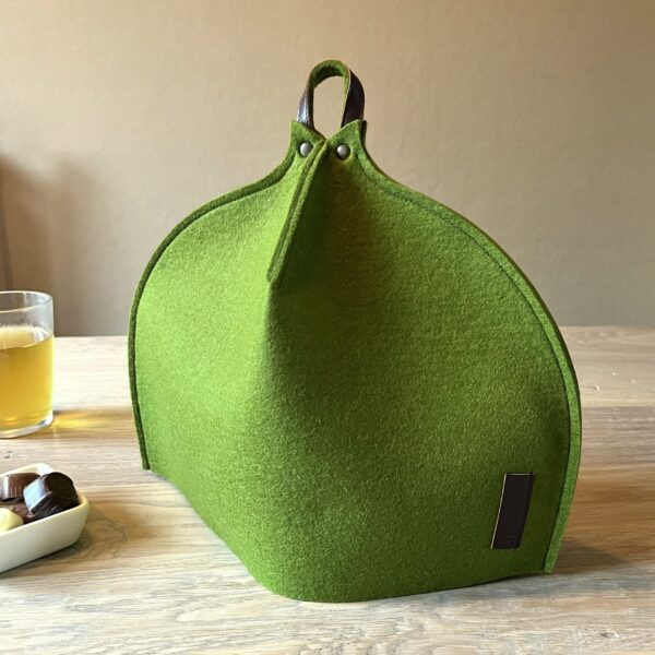 handgemaakte moderne groene theemuts van wolvilt, met lusje in Fries Design