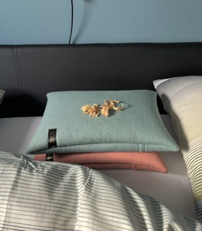 klein kussen van wolvilt gevuld met zirbenhoutsnippers