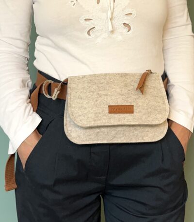 Heuptasje in naturel wolvilt - waistbag met cognackleurige heupband.