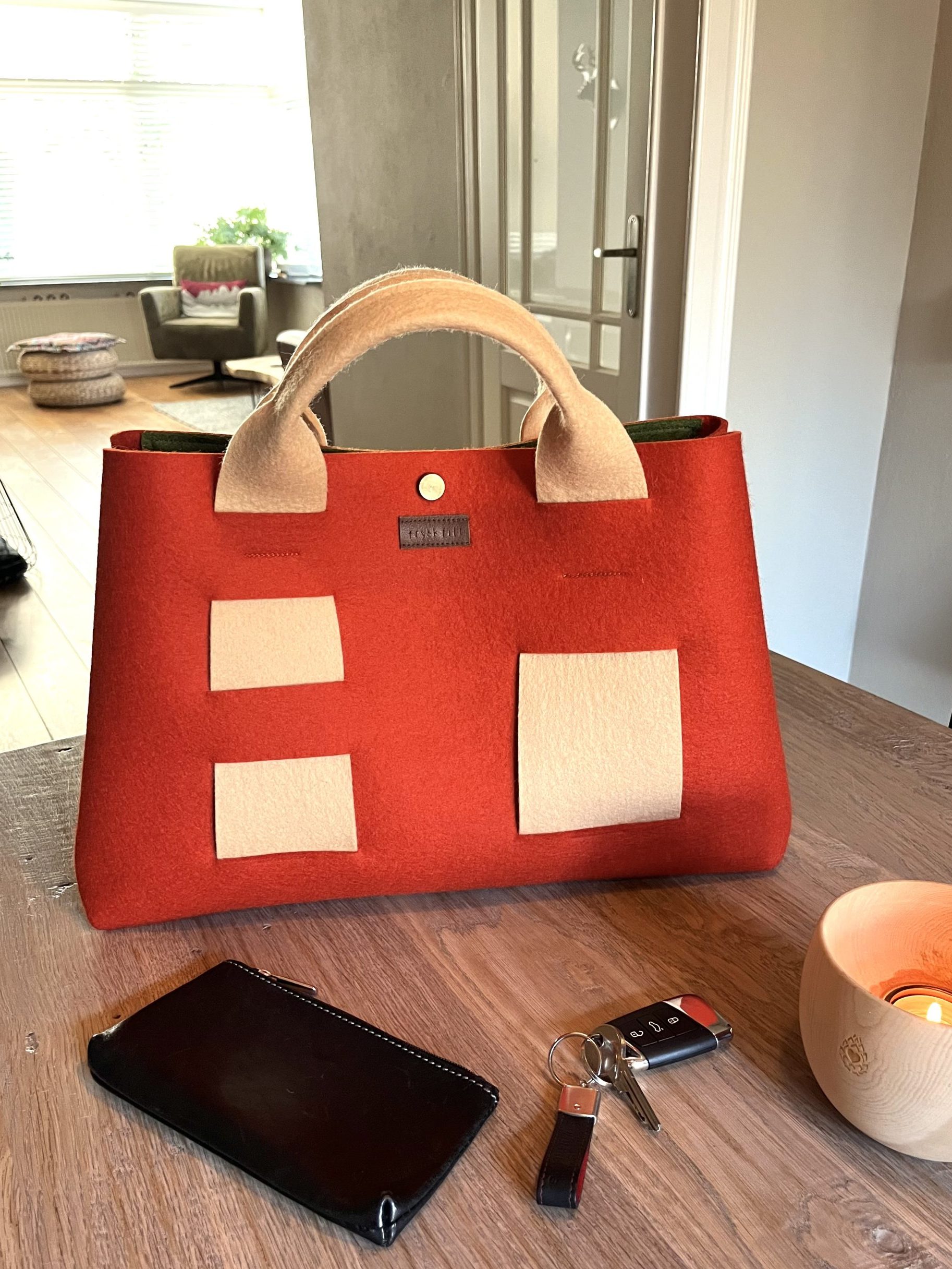 fryskfilt_handbag_fjoer_handtas_licht_oranjerood_wolvilt_handgemaakt_02
